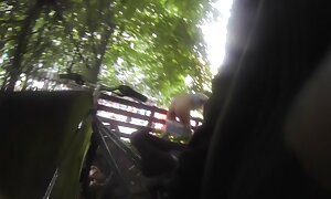 یک عکس لخت سکسی زن مرد جوان یک خروس از مادر بزرگ ثروتمند را خالی می کند