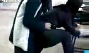 یک ملک مشکی تصاویر سکسی زن ومرد مدل مد بیکینی دارد