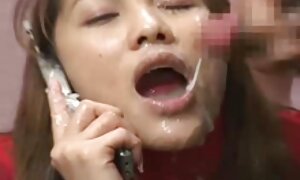 دختر عکس سکسی از زنان در صبح صبحانه روی میز آشپزخانه می ایستد