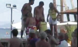 یک شلنگ وحشیانه در روسری قرمز یک خروس را به عکس کردن زن سکسی یک مرد دوخته است